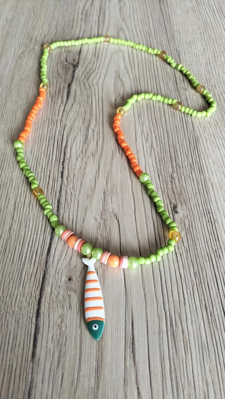 Collier à perles avec breloque poisson rayé